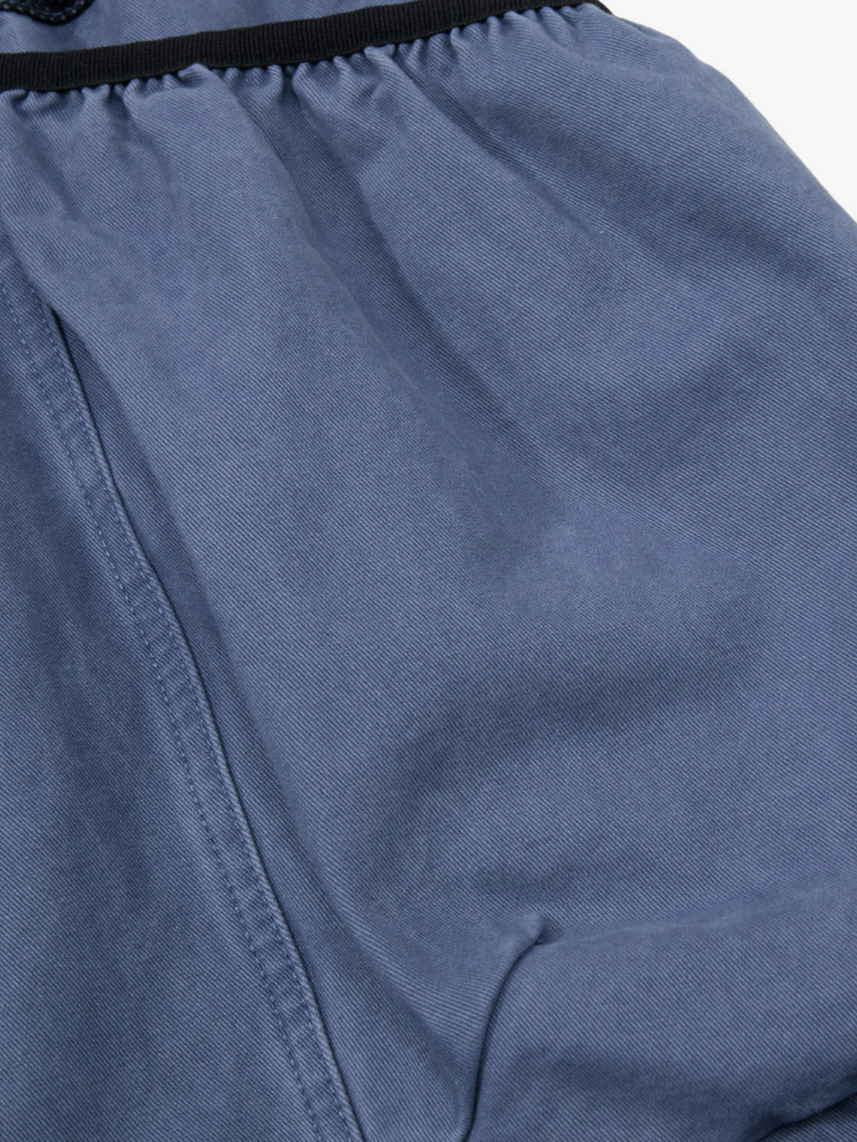 SleekLine – Herren-Cargohose mit geschwungenem Schnitt, Kreuzriemen und mehreren Taschen