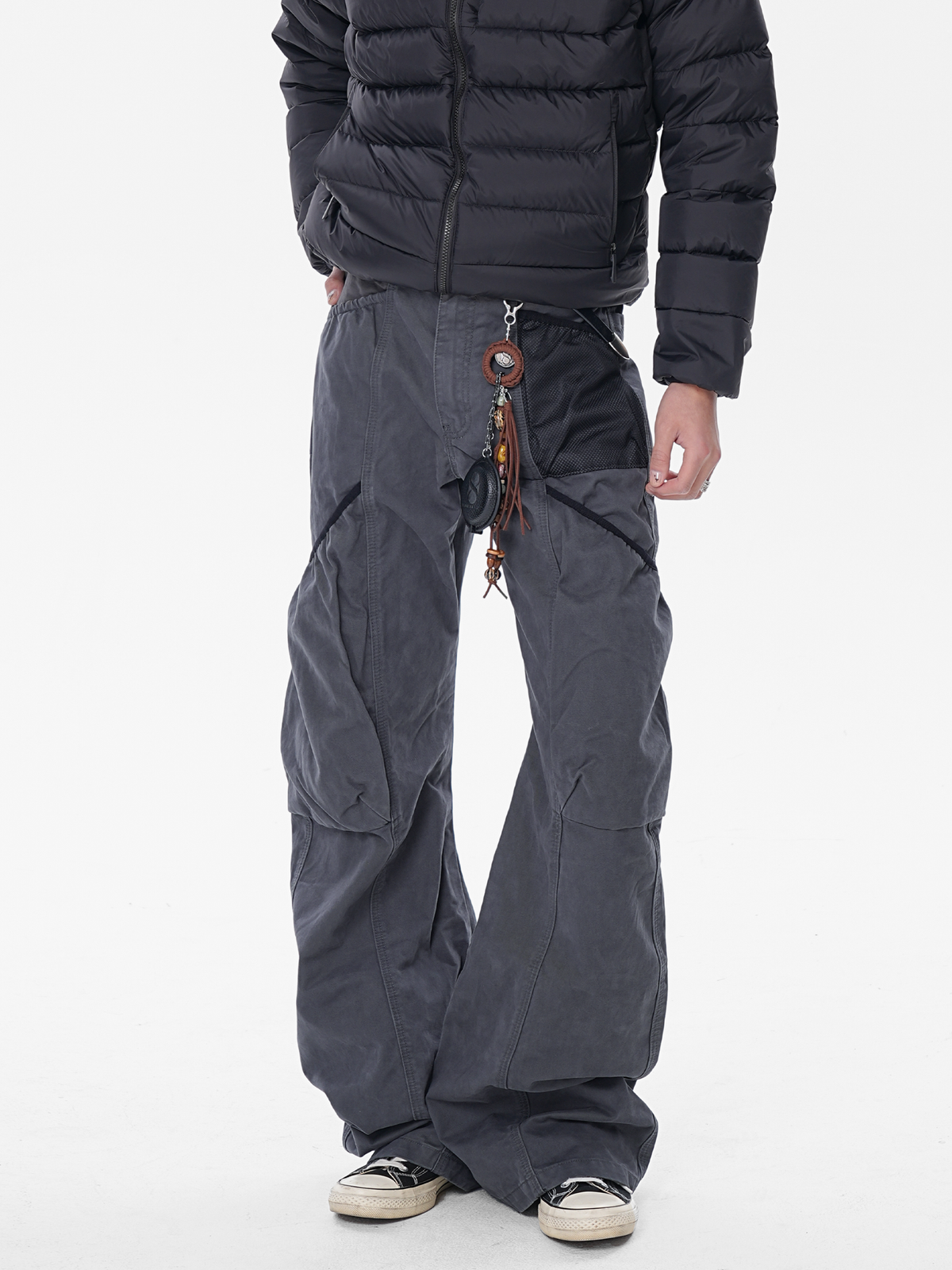 SleekLine – Herren-Cargohose mit geschwungenem Schnitt, Kreuzriemen und mehreren Taschen