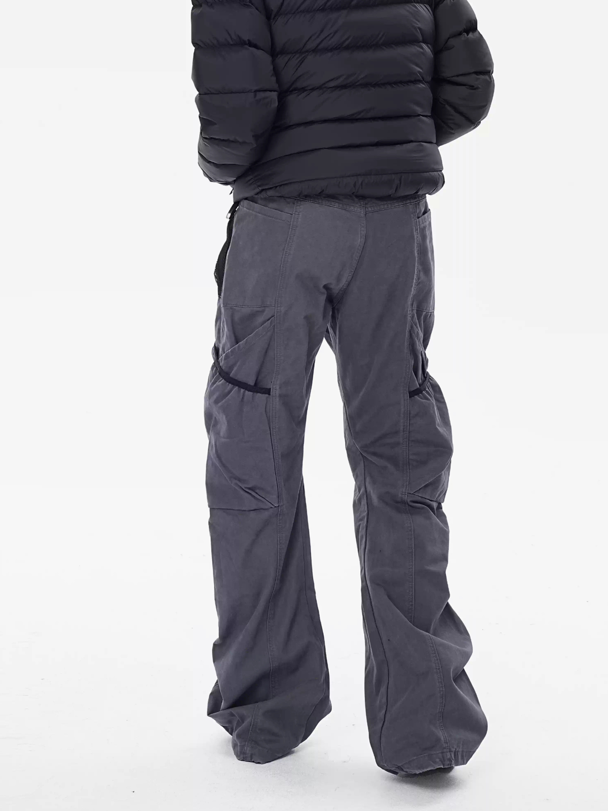 SleekLine – Herren-Cargohose mit geschwungenem Schnitt, Kreuzriemen und mehreren Taschen