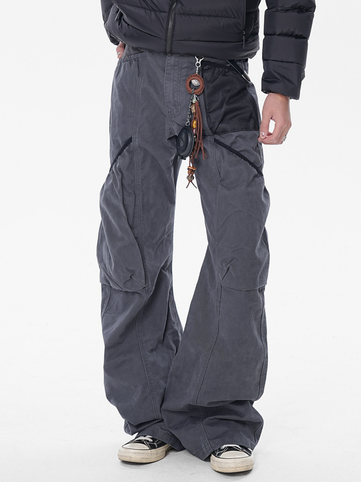SleekLine – Herren-Cargohose mit geschwungenem Schnitt, Kreuzriemen und mehreren Taschen