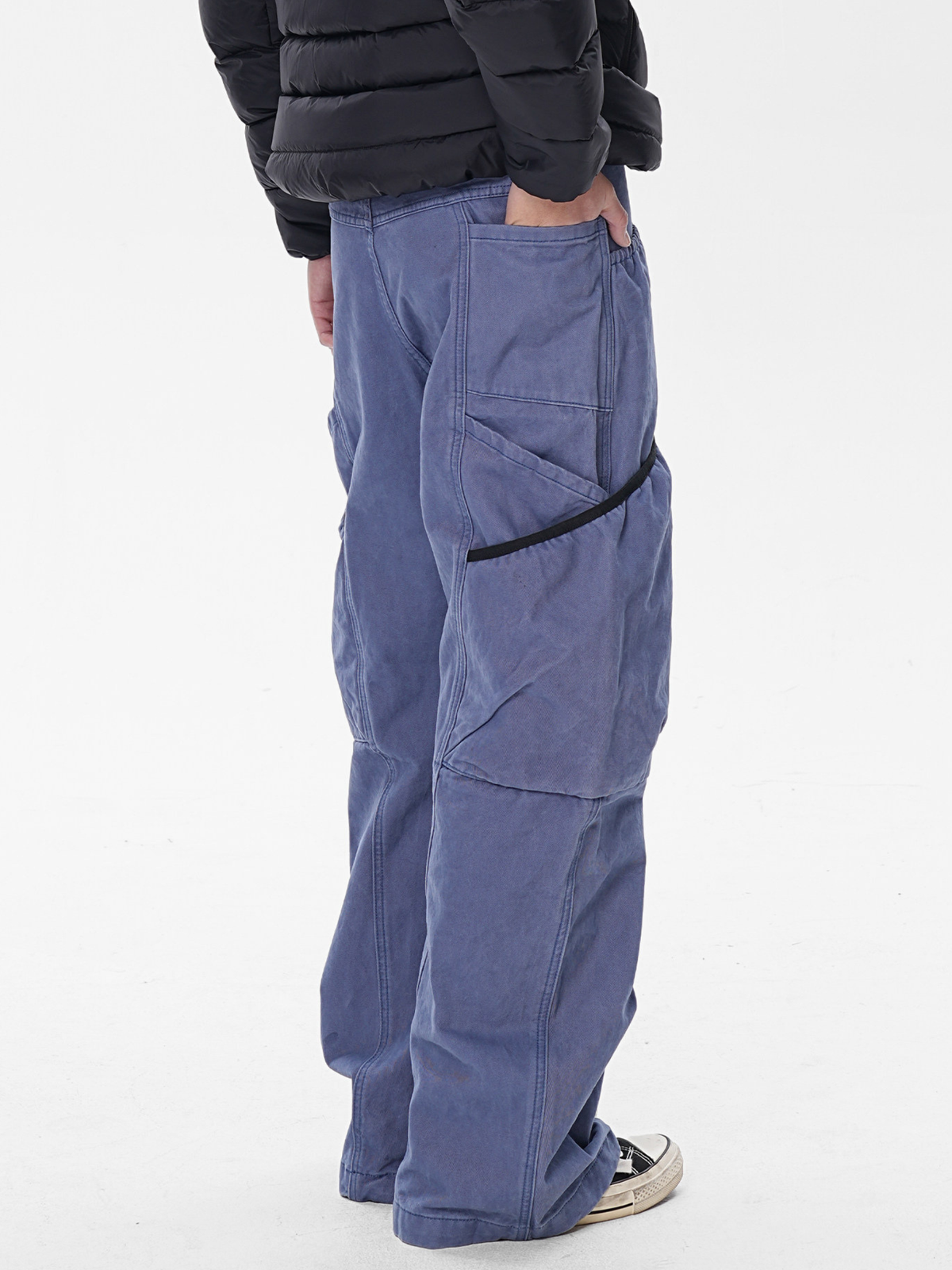 SleekLine – Herren-Cargohose mit geschwungenem Schnitt, Kreuzriemen und mehreren Taschen