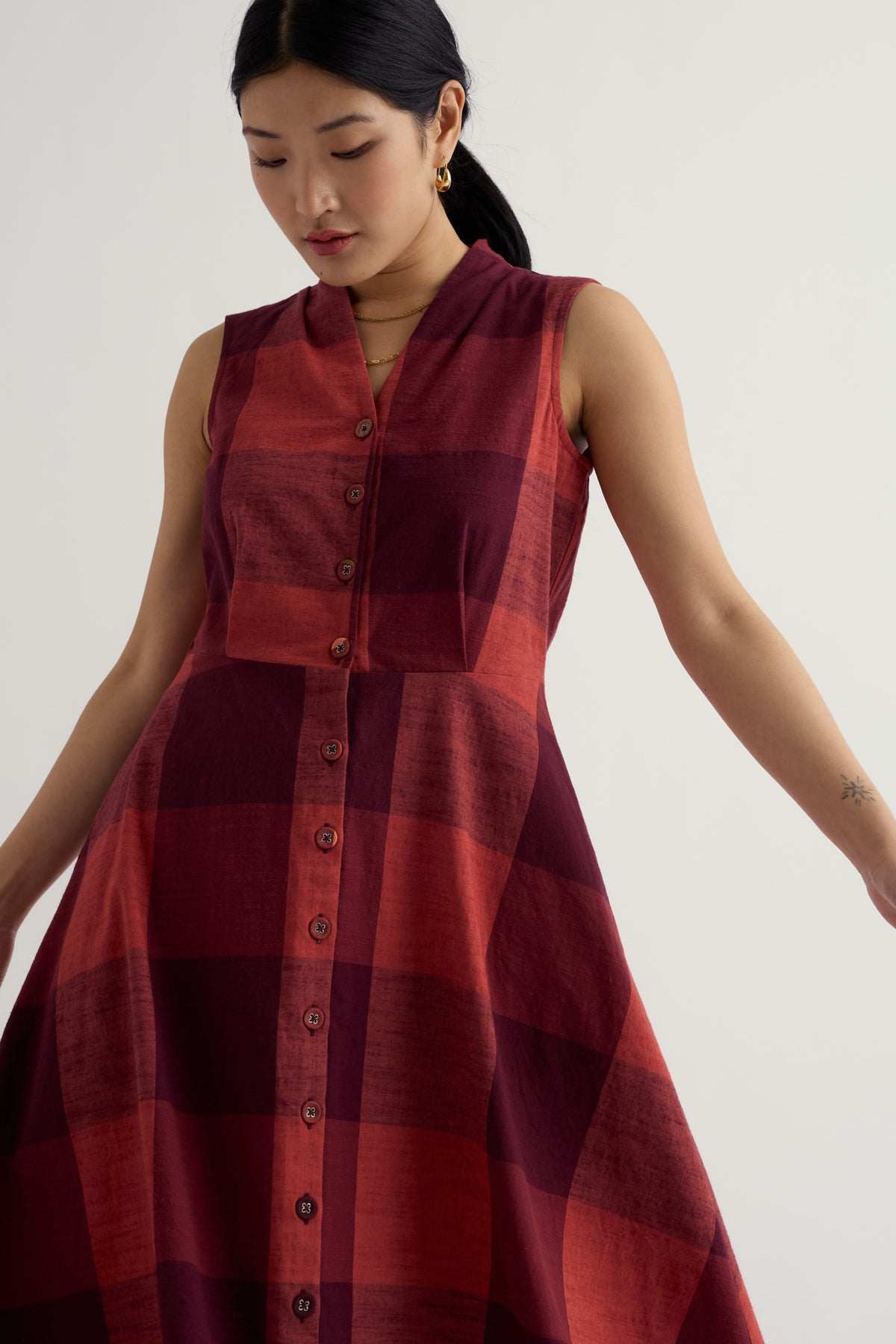Carved Wood Sleeveless Yarn-Dyed Dress